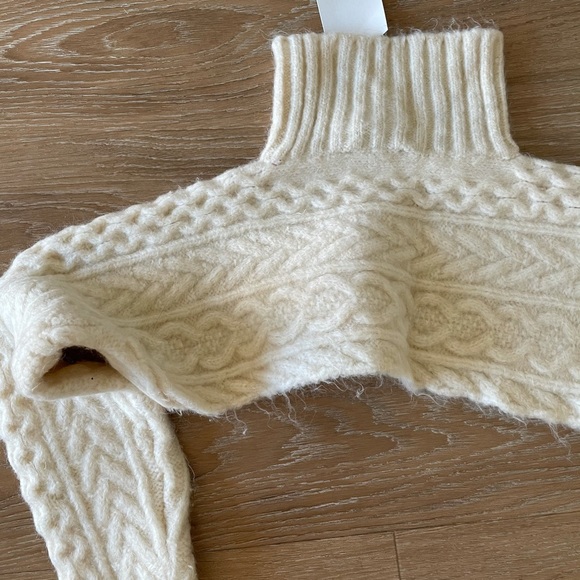 Sold. NWT Zara knit arm warmer. - Picture 4 of 4